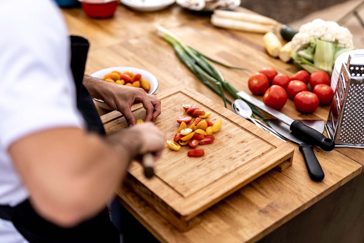 Memasak makanan sehat di dapur modern